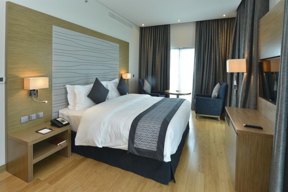 Ramada By Wyndham Manama City Centre Экстерьер фото