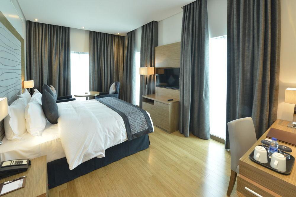 Ramada By Wyndham Manama City Centre Экстерьер фото